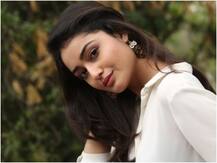 मशहूर अभिनेत्री त्रिधा चौधरी ने पूल में मस्ती करने के दौरान शेयर किया अपना खूबसूरत अंदाज़