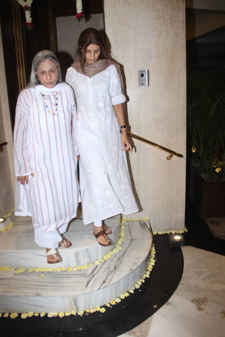 जया बच्चन मनीष मल्होत्रा के घर से निकलते वक्त काफी दुखी नज़र आईं. उनके साथ उनकी बेटी श्वेता बच्चन भी दिखीं. (तस्वीर: मानव मंगलानी)