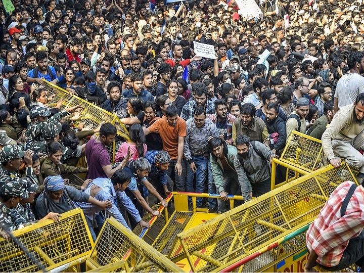 JNU protest: 15 students and 30 personnel were injured says delhi police JNU में फीस को लेकर जंग: प्रदर्शन में 30 पुलिसकर्मी और 15 छात्र घायल, आंदोलन अभी भी जारी