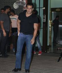 IN PICS: अर्पिता-आयुष ने शादी की सालगिरह पर दी शानदार पार्टी, सलमान से लेकर कैटरीना आईं नजर