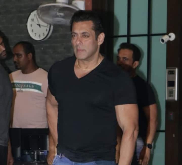  सलमान खान की बहन अर्पिता खान शर्मा और आयुष शर्मा ने बीती रात शादी की सालगिरह पर एक पार्टी का जश्न रखा.