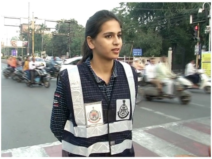 Learn From This student, manages traffic on road इंदौर की सड़कों पर ट्रैफिक रुल बताने वाली 'डांसिंग गर्ल' का वीडियो वायरल, देखें VIDEO