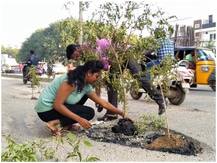 हैदराबाद: विरोध का अनोखा तरीका, कॉरपोरेशन से नाराजगी में गड्ढों को ऐसे भरा कि दुनिया में हो गई वाहवाही