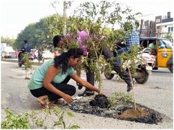 हैदराबाद: विरोध का अनोखा तरीका, कॉरपोरेशन से नाराजगी में गड्ढों को ऐसे भरा कि दुनिया में हो गई वाहवाही