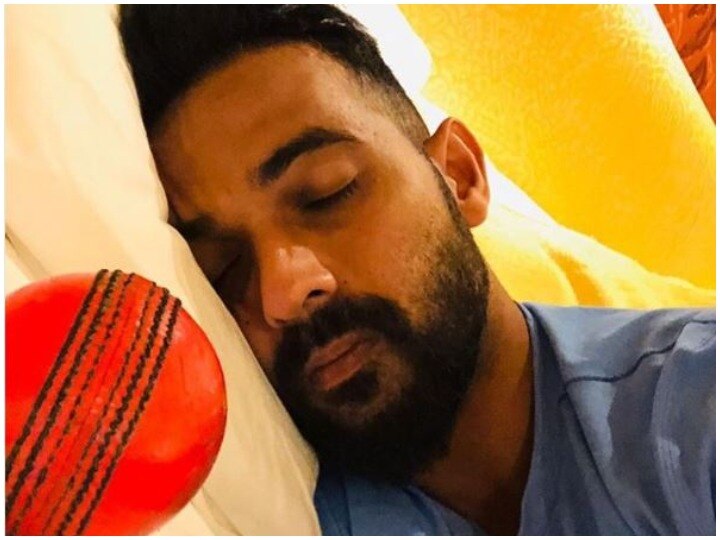 Virat Kohli and Shikhar Dhawan Trolls Ajinkya Rahane about pink-ball Test अजिंक्य रहाणे ने पिंक बॉल के साथ सोते हुए शेयर की तस्वीर, कोहली और धवन ने किया ट्रोल