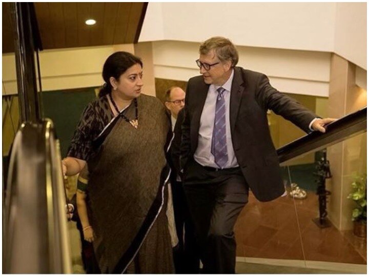 Smriti Irani's caption for pic with Bill Gates स्मृति ईरानी ने बिल गेट्स के साथ शेयर की तस्वीर, इस वजह से कैप्शन में उड़ाया अपना मजाक