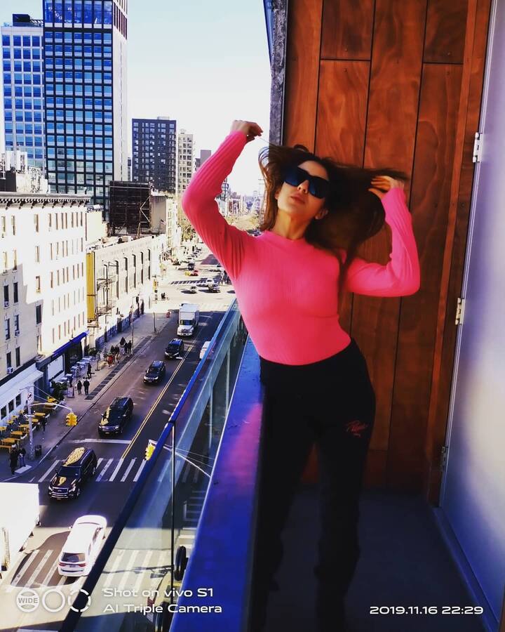 यही नहीं सारा गोविंदा की सुपरहिट फिल्म कूली नंबर 1 के सीक्वल में भी काम कर रही हैं. इस फिल्म में उनके साथ वरुण धवन नज़र आएंगे. फिल्म का निर्देशन डेविड धवन ही कर रहे हैं. (तस्वीर: इंस्टाग्राम)