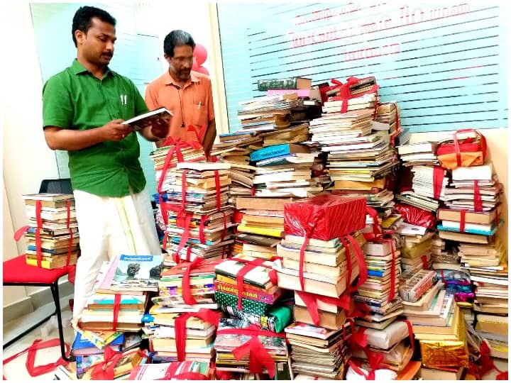 Kerala MLA tells people to give him books donates them to schools केरल के विधायक की अपील- मिलने पर फूलों की जगह किताबें दें, सरकारी स्कूलों में बनाएंगे लाइब्रेरी