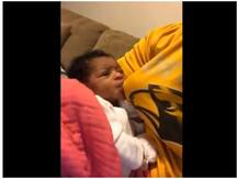 पिता ने अनोखे अंदाज में बच्चे को दूध पिलाकर जीता सबका दिल, वायरल हुआ वीडियो