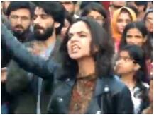 पाकिस्तान में हिंदुस्तानी शायर का शेर पढ़कर प्रदर्शन करने वाली छात्रा वायरल, अनोखा है अंदाज