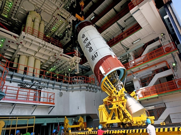 Isro to launch Cartosat-3 on November 25 to boost militarys space surveillance अमेरिका से भी आगे निकलेगा भारत, कार्टो सैट-3 लॉन्च के लिए तैयार, जानें इसकी खूबियां