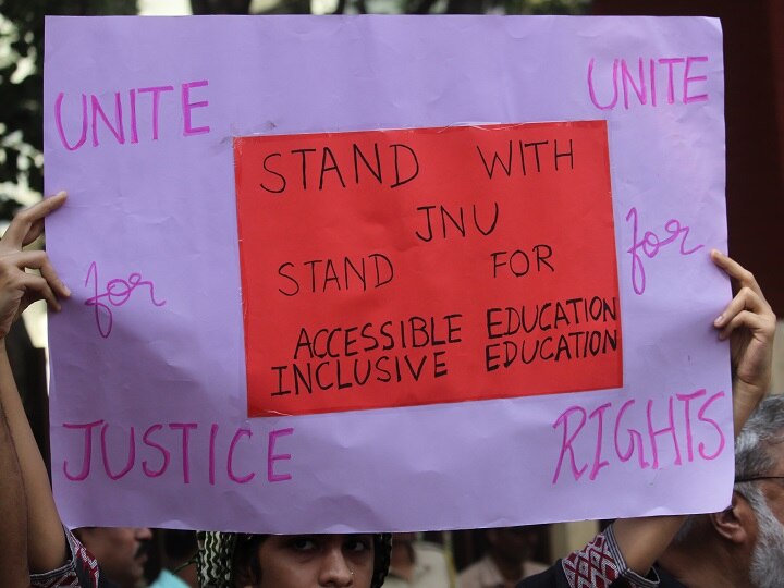 Protest will go on: JNU students meet HRD ministry panel, seek meeting with V-C JNU फीस विवाद: शिक्षा मंत्रालय की कमेटी से छात्रों की बातचीत में भी नहीं निकला हल, आंदोलन जारी