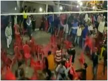 Watch: कव्वाली कार्यक्रम में सीटिंग अरेंजमेंट को लेकर हुआ विवाद, लोगों ने एक-दूसरे पर जमकर फेंकी कुर्सियां