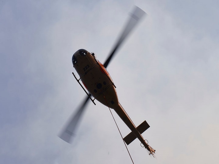 Dulha reached the village by helicopter to recieve the bride, crowds gathered दुल्हन को विदा कराने के लिए हेलीकॉप्टर से गांव पहुंचा दूल्हा, देखने के लिए उमड़ पड़ी भीड़