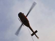 दुल्हन को विदा कराने के लिए हेलीकॉप्टर से गांव पहुंचा दूल्हा, देखने के लिए उमड़ पड़ी भीड़