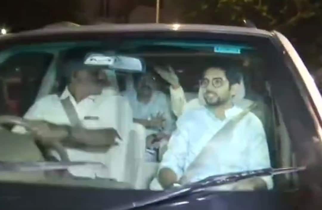 महाराष्ट्र: देर रात शरद पवार से मिलने पहुंचे उद्धव ठाकरे, आदित्य और संजय राउत भी थे मौजूद Shiv Sena leaders Uddhav Thackeray meets NCP leader Sharad Pawar late night महाराष्ट्र: देर रात शरद पवार से मिलने पहुंचे उद्धव ठाकरे, आदित्य और संजय राउत भी थे मौजूद