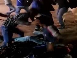 यूपी: शाहजहांपुर में भिड़े छात्रों के दो गुट, जमकर हुई मारपीट- वीडियो वायरल