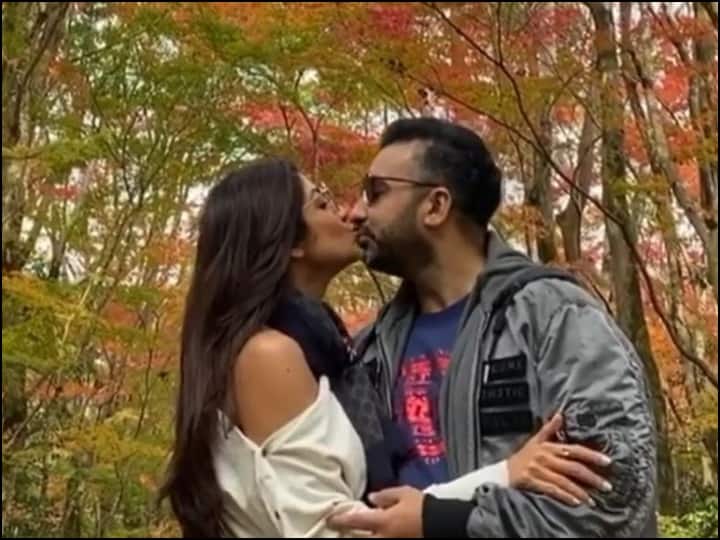 Shilpa shetty liplock video with husband raj kundra शादी के 10 साल पूरे होने पर शिल्पा शेट्टी ने पति राज कुंद्रा के साथ किया लिप-लॉक, सामने आया VIDEO