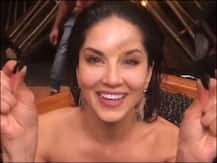 टॉपलेस होकर बाथटब में मस्ती करती दिखीं सनी लियोन, खूब वायरल हो रहा ये VIDEO