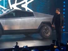 टेस्ला के सीईओ एलन मस्क ने लॉन्च किया इलेक्ट्रिक साइबर ट्रक, तोड़ा अनब्रेकेबल ग्लास