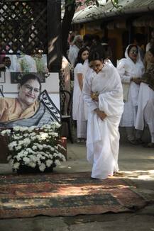 शौकत आजमी की प्रेयर मीट में इमोशनल हुए बॉलीवुड सितारे, अमिताभ बच्चन से लेकर रेखा तक सबने दी श्रद्धांजलि