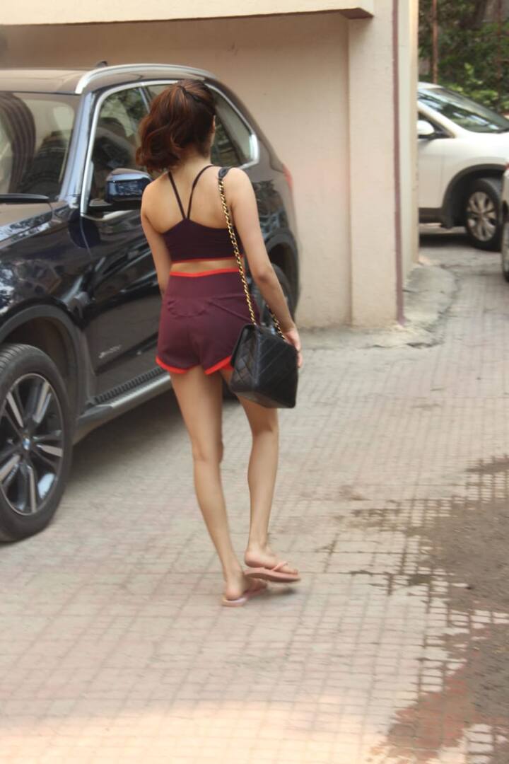 जान्हवी कपूर अपने इंस्टाग्राम पर भी अपनी फिटनेस से जुड़ी खबरें शेयर करती रहती हैं. (तस्वीर: मानव मंगलानी)