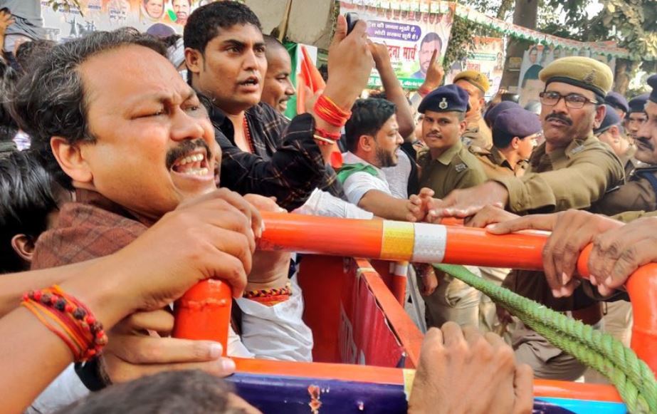 कांग्रेस ने राजधानी पटना में महंगाई-बेरोजगारी के मुद्दे पर किया प्रदर्शन, पुलिस ने जमकर भांजी लाठियां