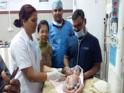 मध्य प्रदेश: दो सिर और तीन हाथ वाले नवजात का हुआ जन्म, फिलहाल डॉक्टरों की निगरानी में मध्य प्रदेश: दो सिर और तीन हाथ वाले नवजात का हुआ जन्म, फिलहाल डॉक्टरों की निगरानी में