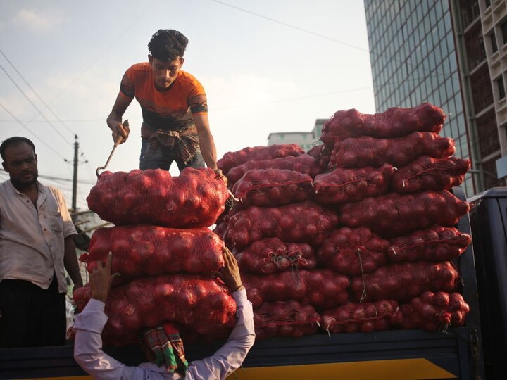 Government announce easing export ban on Onion, Prices rise to 28 Percent in Just one day निर्यात पाबंदी हटाने के एक ही दिन बाद प्याज हुआ 28 फीसदी महंगा