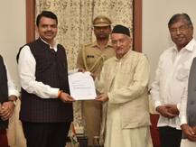 महाराष्ट्र में फ्लोर टेस्ट से पहले पीछे हटे देवेंद्र फडणवीस, CM पद से दिया इस्तीफा