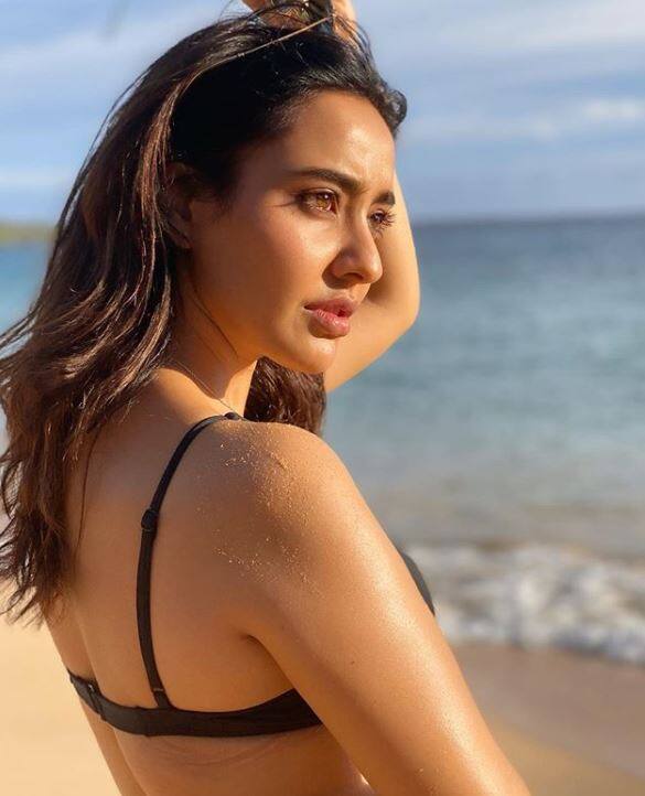 बॉलीवुड एक्ट्रेस नेहा शर्मा इन दिनों छुट्टियां मना रही हैं और इस दौरान की कई तस्वीरें वो अपने फैंस के साथ शेयर कर रही हैं.
