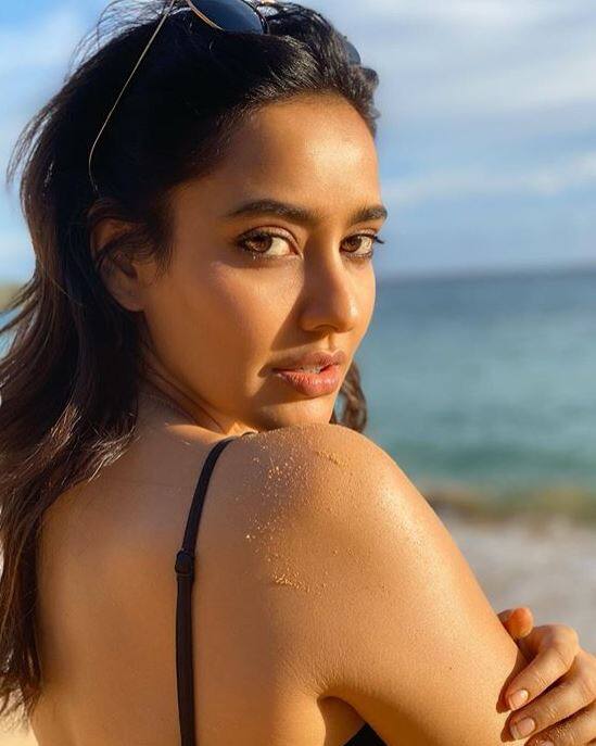 ये पहली बार नहीं है नेहा शर्मा अक्सर सोशल मीडिया पर अपनी ऐसी ही बोल्ड तस्वीरें शेयर करती रहती हैं.