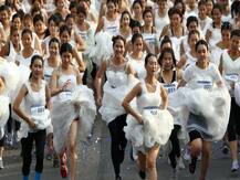 28,000 डॉलर के लिए थाईलैंड में 250 कपल ने वेडिंग ड्रेस में लगाई दौड़