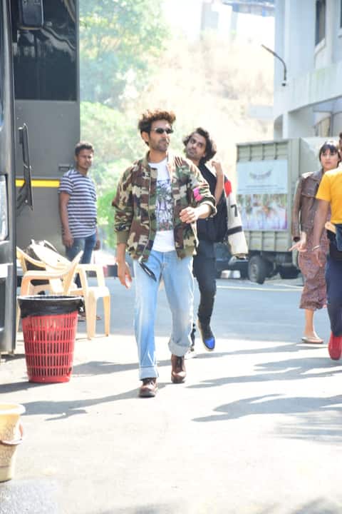 Kartik Aaryan thrown out of film because of Janhvi Kapoor? | Khabar Filmy Hai