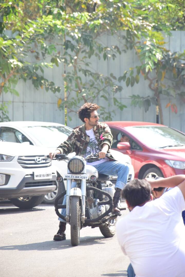 उनके पास Royal Enfield की bullet है. जो उन्हें काफी पसंद है इसीलिए वो कहीं भी जाते हैं तो इसी पर सवार होकर जाना पसंद करते हैं. 