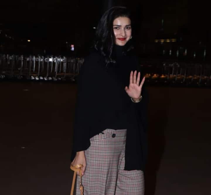 इसके अलावा काफी लंबे वक्त बाद एक्ट्रेस प्राची देसाई को भी पैपराजी ने अपने कैमरे में कैद किया. 