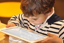 क्या आपका बच्चा भी स्मार्टफोन के साथ बिता रहा है अपना बचपन, तो अभी से हो जाएं सावधान