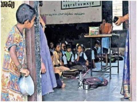 गरीबी और बेबसी की तस्वीर हुई वायरल, स्कूल में दाखिला मिला और जिंदगी बदल गई गरीबी और बेबसी की तस्वीर हुई वायरल, स्कूल में दाखिला मिला और जिंदगी बदल गई