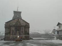 केदारनाथ में दो दिन से लगातार बर्फबारी, पुनर्निर्माण कार्य पड़ा ठप