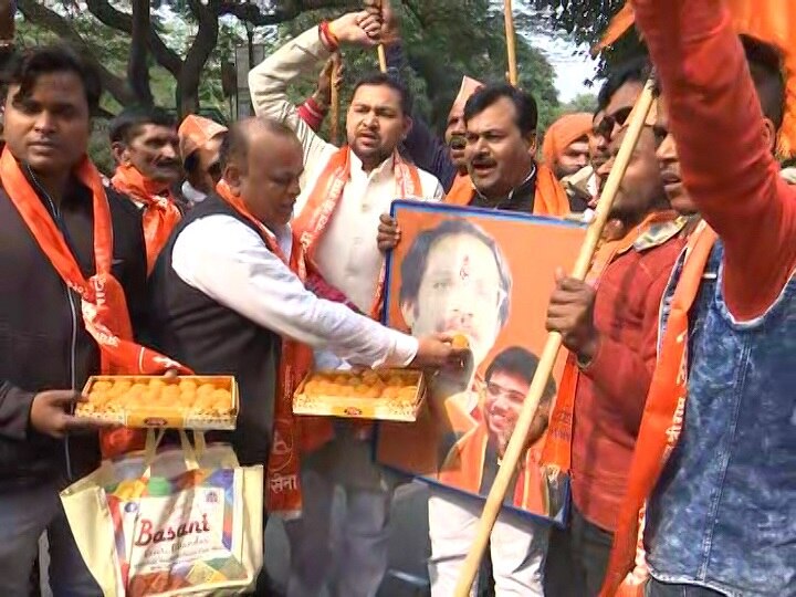 Shiv Sena activists celebrate Meerut over Uddhav Thackeray becoming chief minister मेरठ: उद्धव ठाकरे के मुख्यमंत्री बनने को लेकर शिवसेना कार्यकर्ताओं ने मनाया जश्न