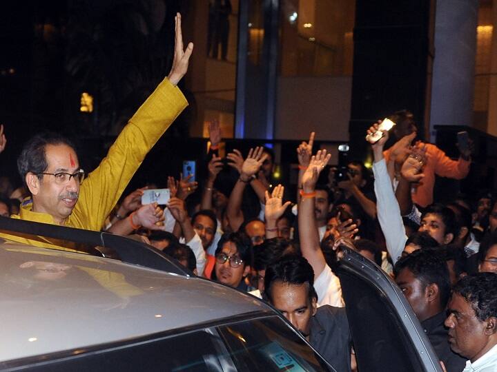 Uddhav Thackeray swearing in ceremony Around 400 farmers from various districts invited उद्धव ठाकरे के शपथग्रहण समारोह की तैयारी जोरों पर, आत्महत्या कर चुके किसानों के परिजन भी आमंत्रित