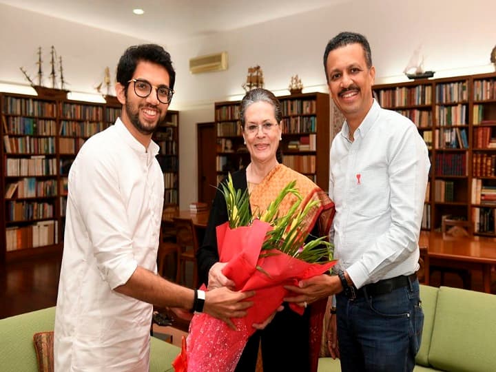 Aaditya Thackeray invites Sonia Gandhi and Manmohan Singh for swearing in ceremony आदित्य ठाकरे ने सोनिया गांधी और मनमोहन सिंह से की मुलाकात, शपथ ग्रहण समारोह में किया आमंत्रित