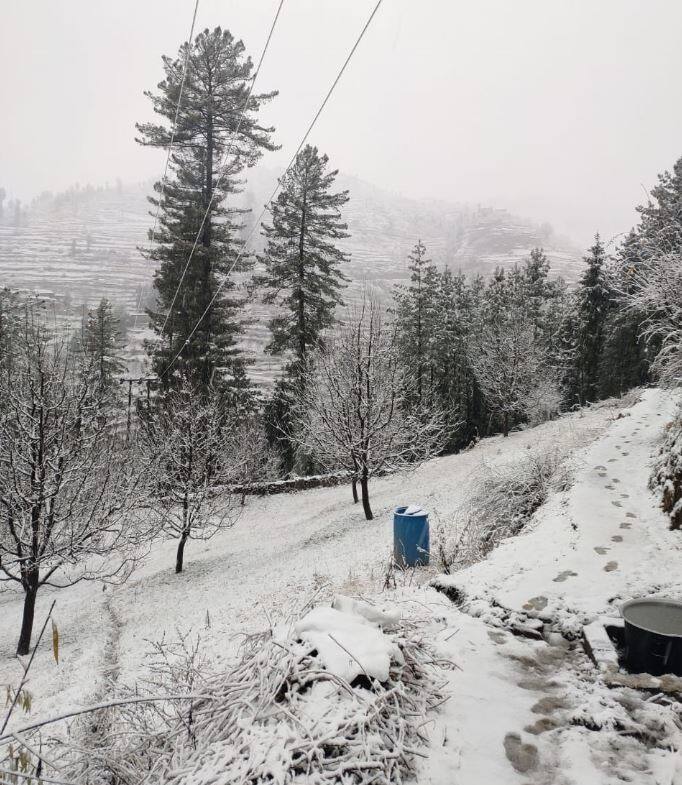  मनाली में तापमान 3.8 डिग्री सेल्सियस दर्ज किया गया.