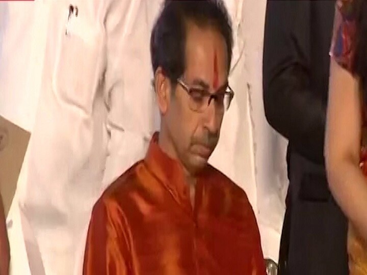 Uddhav Thackeray swears by wearing saffron colored kurta, gives big message उद्धव ठाकरे ने केसरिया रंग का कुर्ता पहन ली सीएम पद की शपथ, दिया बड़ा संदेश