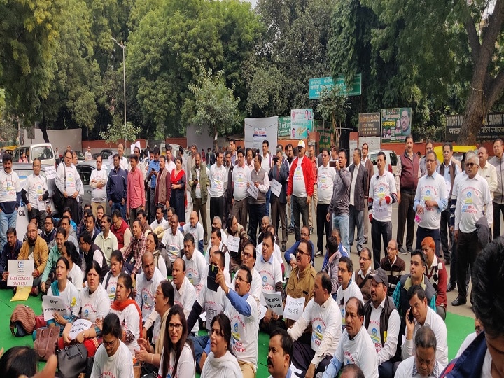BPCL employees strike in delhi बीपीसीएल के कर्मचारियों की हड़ताल जारी, दिव्यांगजन भी हुए हड़ताल में शामिल