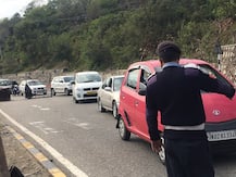 जम्मू में भारी बर्फबारी के कारण हाईवे पर फंसे यात्री