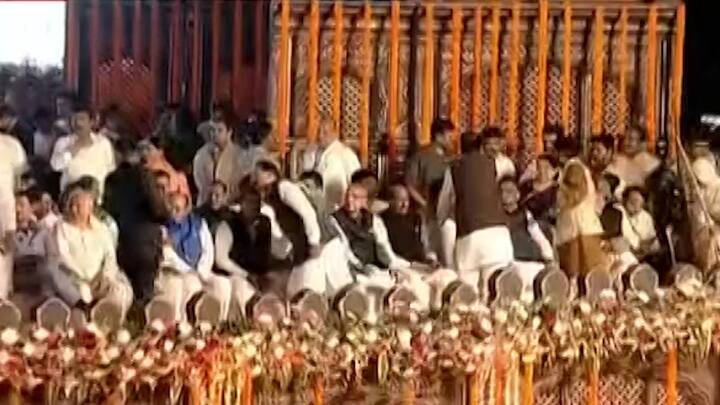 इससे पहले कांग्रेस अध्यक्ष सोनिया गांधी ने खराब स्वास्थ्य का हवाला देते हुए शपथ ग्रहण समारोह में नहीं पहुंचने के लिए खेद जताया.
