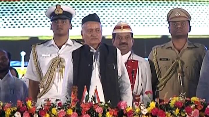 उद्धव ठाकरे को शपथ महाराष्ट्र के राज्यपाल भगत सिंह कोश्यारी ने दिलाई.
