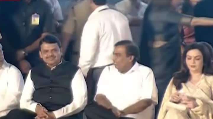 देश के सबसे बड़े उद्योगपति मुकेश अंबानी भी अपनी पत्नी के साथ यहां पहुंचे.