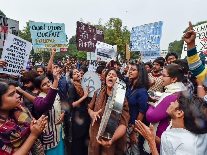 JNU students protest in front of HRD ministry against fee hike बढ़ी हुई फीस के खिलाफ MHRD के सामने JNU छात्रों का प्रदर्शन, सचिव के सामने रखीं मांगे
